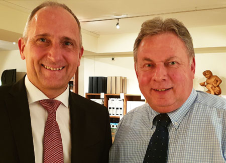 FL-Regierungschef Adrian Hasler mit Moderator Roland P. Poschung in Vaduz