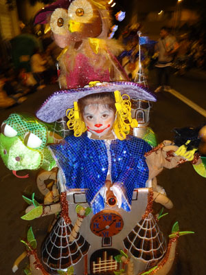 Kind mit Eule beim Karneval von Santa Cruz Teneriffa auf Kulturonline.ch