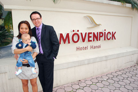 Patrick Manthe mit Ehefrau Ploy und Sohn Jonathan