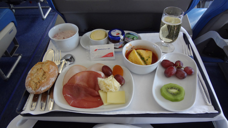 Frühstück bei Edelweiss Air A320 nach Edinburgh Kulturonline.ch