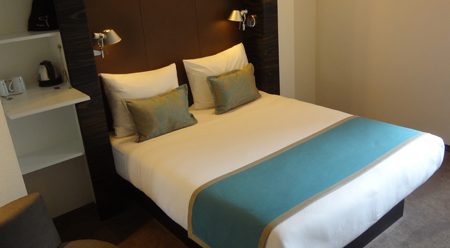 Motel One Edinburgh Princes Bett im Zimmer 427 Kulturonline.ch