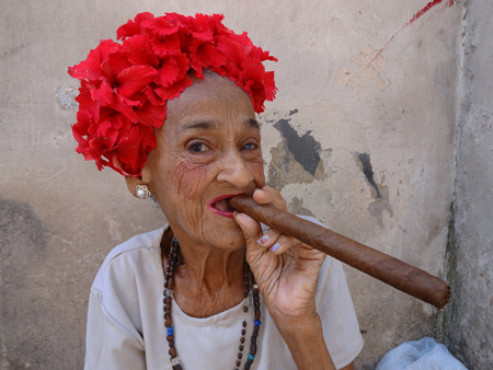 Havanna Cuba Frau mit Zigarre Kulturonline.ch