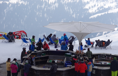 Gute Stimmung in Laax an der Schneebar Kulturonline.ch