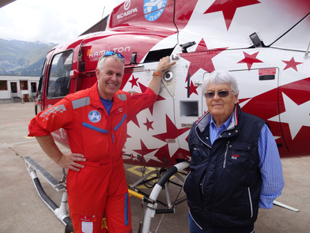 Air Zermatt-Pilot Gerold Biner mit dem Verwaltungsratspräsidenten Beat H. Perren