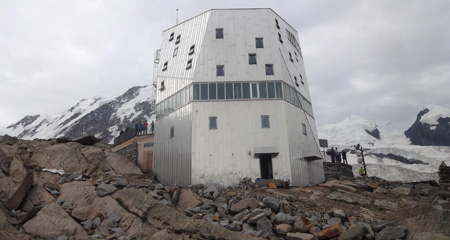 Air Zermatt Helikopter Ansicht Anflug zur Monta Rosa Hütte auf Kulturonline.ch