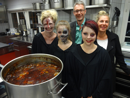 Grusel-Dinner auf Schloss Oberberg - die Gastgeber und das Service-Team ropo Kulturonline.ch