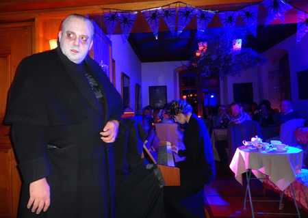 Florian Rexer im Grusel-Dinner auf Schloss Oberberg ropo Kulturonline.ch