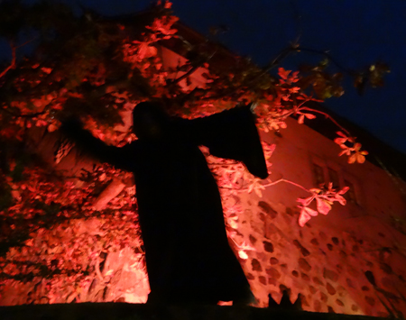 Mönch Igor begrüsst die Grusel-Dinner-Gäste auf Schloss Oberberg ropo Kulturonline.ch