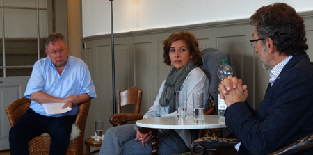 «Persönlich im Hof zu Wil» Moderator Roland P. Poschung im ernsten Gespräch mit Daniela und Markus Merz. Kulturonline.ch