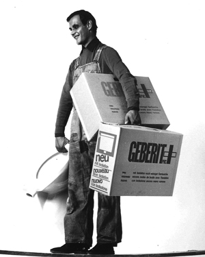 Ein Installateur von Geberit bei der Arbeit auf Kulturonline.ch