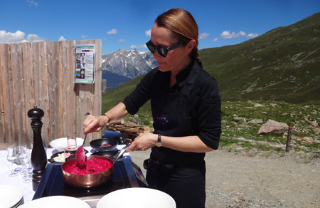 Tanja Grandits beim Kulinarischen Jakobsweg auf der Ascherhütte ropo auf Kulturonline.ch