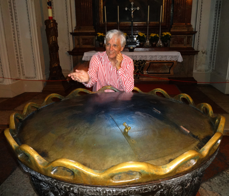 Prof. Dr. Dr. hc Josef Wallnig im Salzburger Dom und Mozarts Taufbecken ropo auf Kulturonline.ch