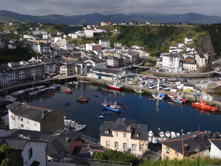 Luarca mit Hafen auf Kulturonline.ch