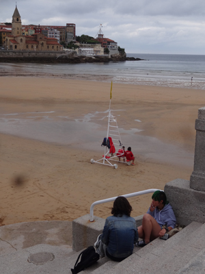 Gijon mit Kirche San Pedro bei Ebbe auf Kulturonline.ch