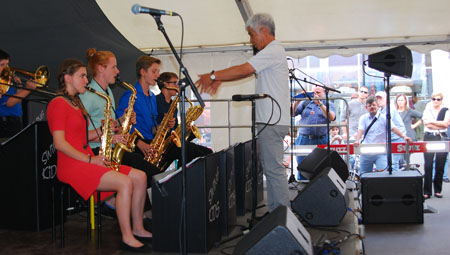 Volles Zelt Swing Kids mit Dai Kimoto bei den 10. Jazz Meile Kreuzlingen auf Kulturonline.ch