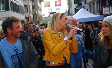 Linda Fäh sang an der WEGA-Schlagerparade mit dem Publikum am Weinfelder Rathausplatz