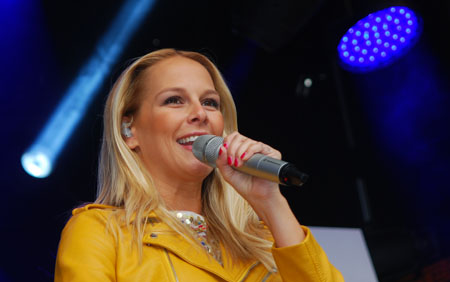 Schlagerstar und TV-Moderatorin Linda Fäh bei der WEGA-Schlagerparade Kulturonline.ch
