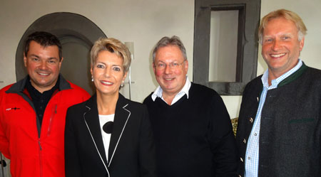Gruppenbild mit Ständerätin Karin Keller-Sutter bei «Persönlich im Hof zu Wil»