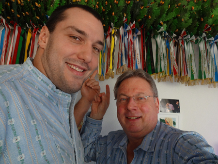 Zuzwiler Schwinger Daniel Bösch zeigt Moderator Roland P. Poschung die Kranz-Sammlung