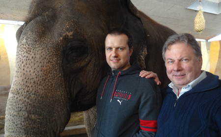 Franco Knie jun. mit Elefant Ceylon und Moderator Roland P. Poschung