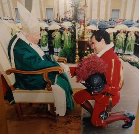 Papst Johannes Paul II. mit Elmar Th. Mäder, Ex-Kommandant Schweizer Garde in Rom
