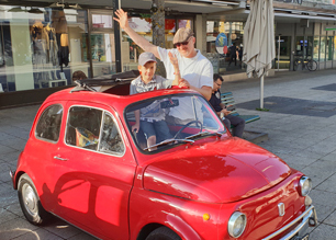 Silvio Dietsche von der Wiler Feinbeckerei Dietsche mit seinem Fiat 500 Kulturonline.ch