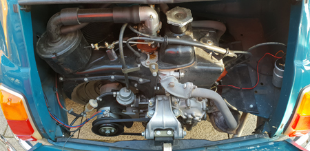 Blick in den Motorraum vom blauen Fiat 500 von Jgnaz und Ruth Giger Kulturonline.ch 