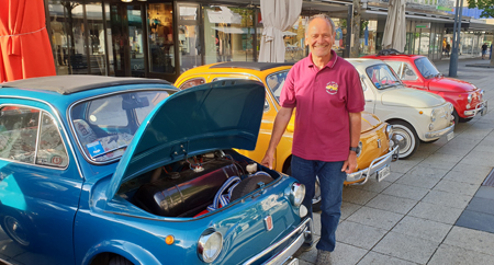 Der Benzintank ist in der Frontpartie. Jgnaz Giger ist seit Jahrzehnten ein grosser Fiat-500 Fan Kulturonline.ch