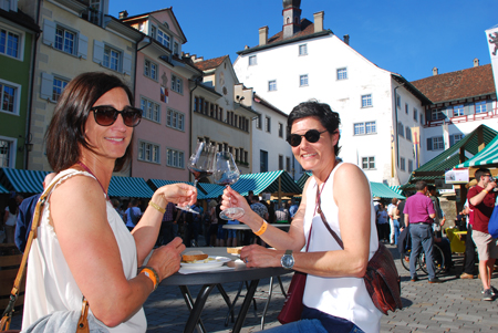 2. Wiler Weinstrasse: Fröhlichkeit unter Besucherinnen vor dem Hof in der Wiler Altstadt Kulturonline.ch