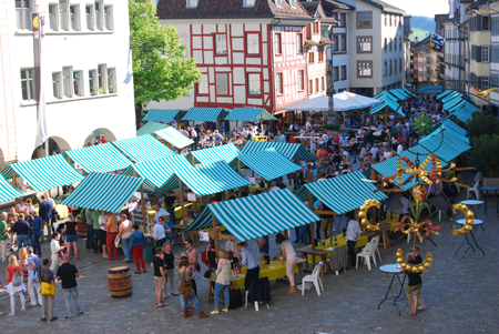 Ein Blick von oben auf das Meer der Wein-Degustations-Stände in der Wiler Altstadt Kulturonline.ch