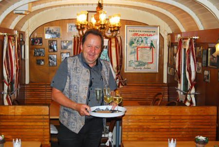 Schweizer Radsportlegende Beat Breu im Bistro-Circuswagen Kulturonline.ch