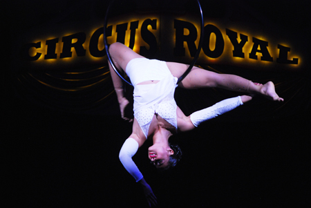 Thais Ferreira im Circus Royal in Action