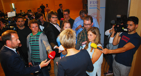 Karin Keller-Sutter umringt von der Mediengruppe im Stadtsaal in Wil Foto Kulturonline.ch / ROPO/MuA