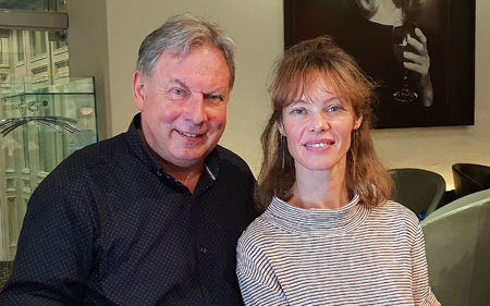 Moderator Roland P. Poschung und Schauspielerin/Pflegerin Mona Petri in Persönlich im Hof zu Wil auf Kulturonline.ch