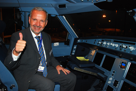 Charly Kistler als CEO und Chefpilot im Cockpit auf Kulturonline.ch