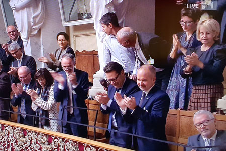St. Galler Regierung bei der Wahl von Bundesrätin Karin Keller-Sutter im Bundeshaus. TV-Foto: SRF.