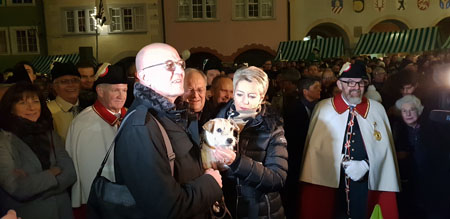 Im Scheinwerferlicht im Hof zu Wil Ehemann Morten mit Hund Picasso und Bundesrätin Karin Keller-Sutter auf Kulturonline.ch