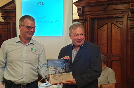 Wil Tourismus Präsident Walter Dönni überreicht Roland P. Poschung die Auszeichnung «Botschafter der Stadt Wil» 2019