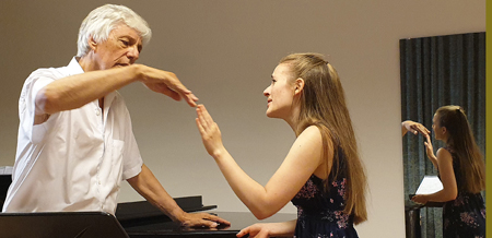 Prof. Dr. Dr. Josef Wallnig bei der Gesangsprobe mit Sopranistin Marianna Herzig in Salzburg