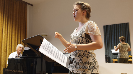 Prof. Dr. Josef Wallnig am Klavier bei der Begleitung von Celina Hubmann im Mozarteum in Salzburg.