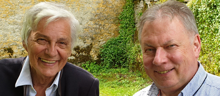 Prof. Dr. Dr. Josef Wallnig mit VHS-Moderator Roland P. Poschung im Garten von Schloss Frohnburg bei Salzburg.