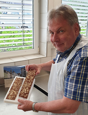 Confiserie Hirschy: Botschafter der Stadt Wil, Roland P. Poschung, kreiert die «Botschafter-Schoggi»