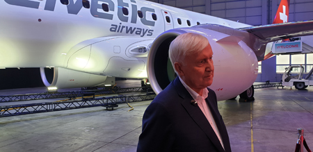 Martin Ebner, Investor und Besitzer der Helvetic Airways, mit dem neusten E2-Modell Kulturonline.ch