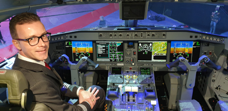 Capt Andreas Giger aus Herisau im Cockpit vom neuen Embraer E2 Kulturonline.ch