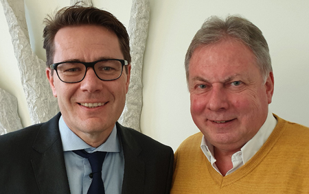 RR/SR Benedikt Würth ist Ehrengast bei «Persönlich im Hof zu Wil». Rechts Moderdator Roland P. Poschung