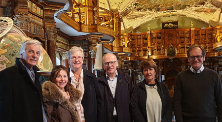 Prominente Besuchsgruppe in der Stiftsbibliothek St. Gallen