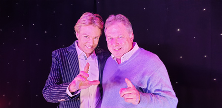 Magier Peter Marvey mit Moderator Roland P. Poschung im Magic House in Feusisberg