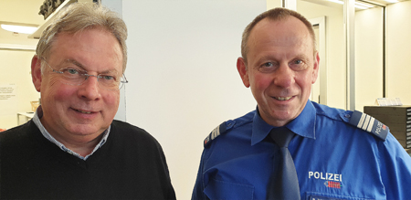 Roland P. Poschung, Moderator und Botschafter der Stadt Wil, im Gespräch mit Dr. Bruno Zanga, Kommandant Kantonspolizei St. Gallen