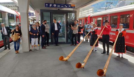 Glacier Express mit Alphornempfang in St. Moritz