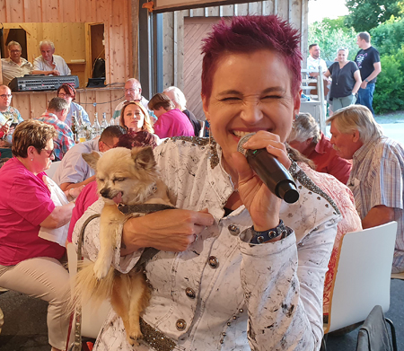 Marleen in Begleitung von Hund Lumpi bei der Schlagernacht im Hofstadl